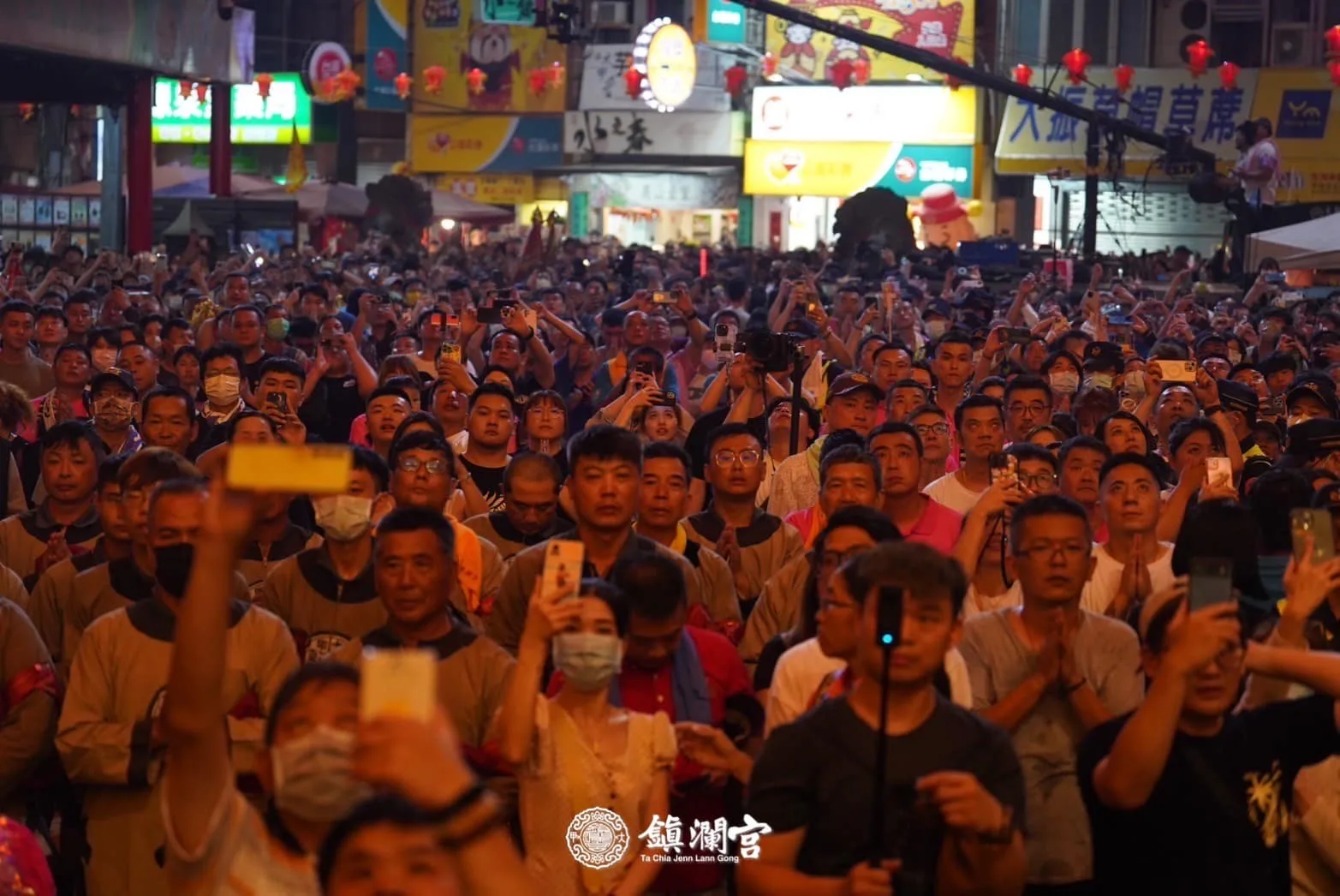 大甲媽繞境進香每年吸引數十萬信徒參與被譽為台灣三大宗教活動之一。取自大甲鎮瀾宮臉書粉絲專頁