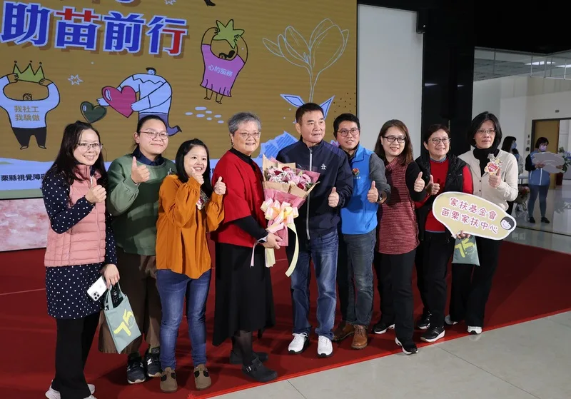 縣長鍾東錦（前右5）出席表揚績優社工，與資深敬業獎得主湯鳳琴（左4）合影。中央社