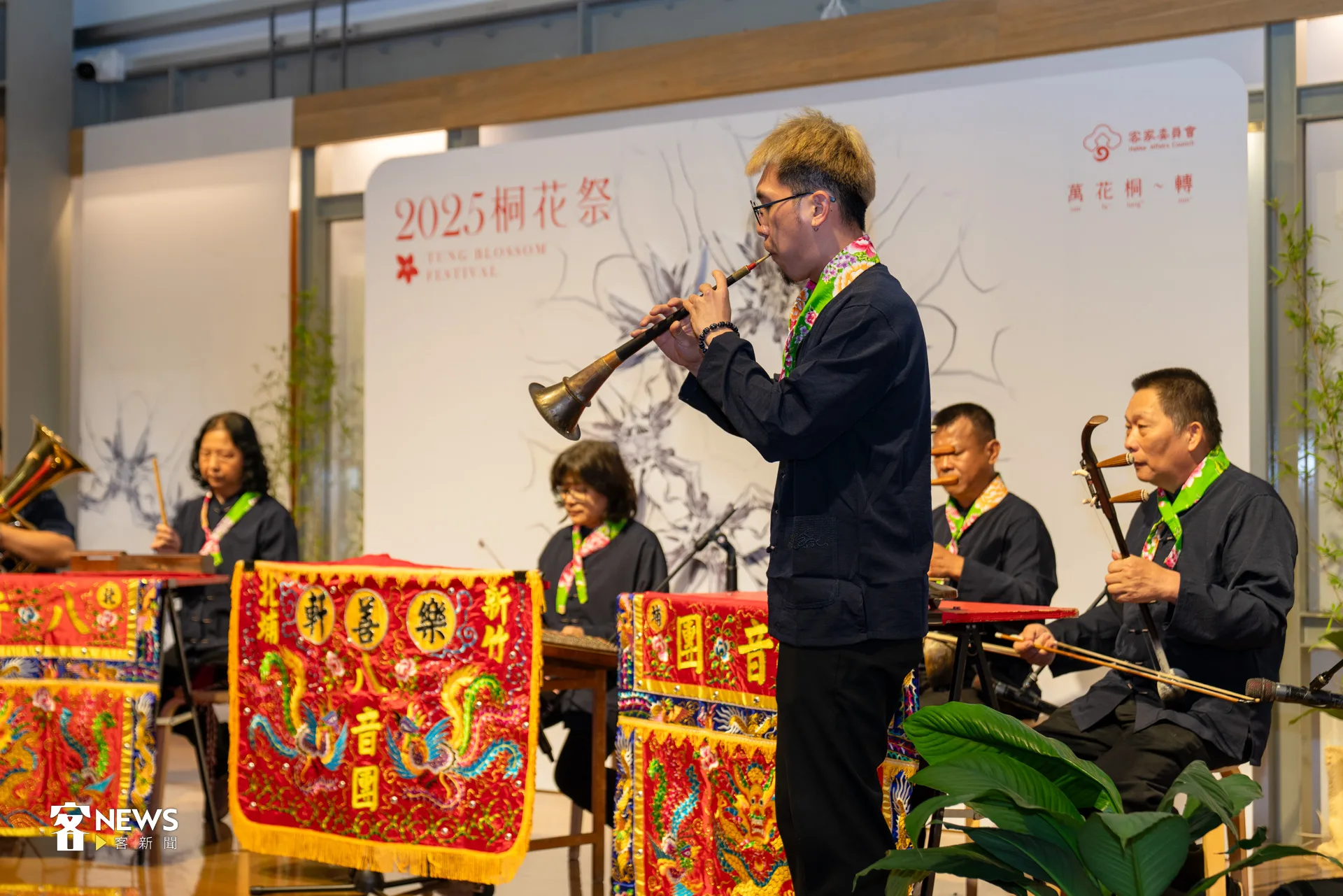 在北埔客家八音團古樂演奏下，宣告 2025 桐花祭正式開始。洪藝晅攝
