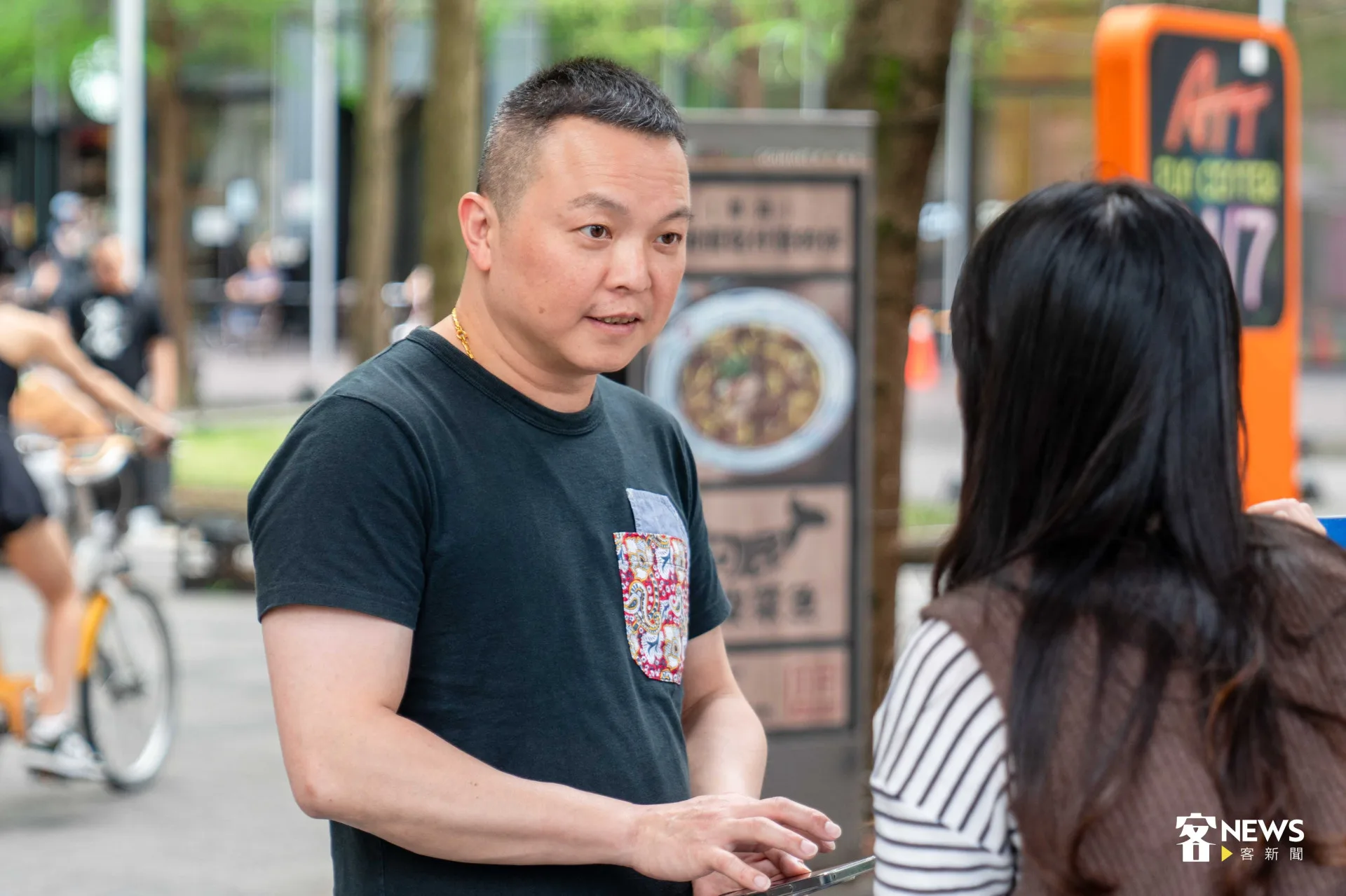 民眾停下腳步，好奇詢問是什麼活動。范修語攝