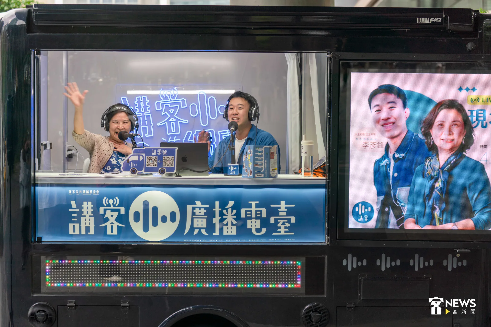 主持人熱情地朝民眾揮手。范修語攝
