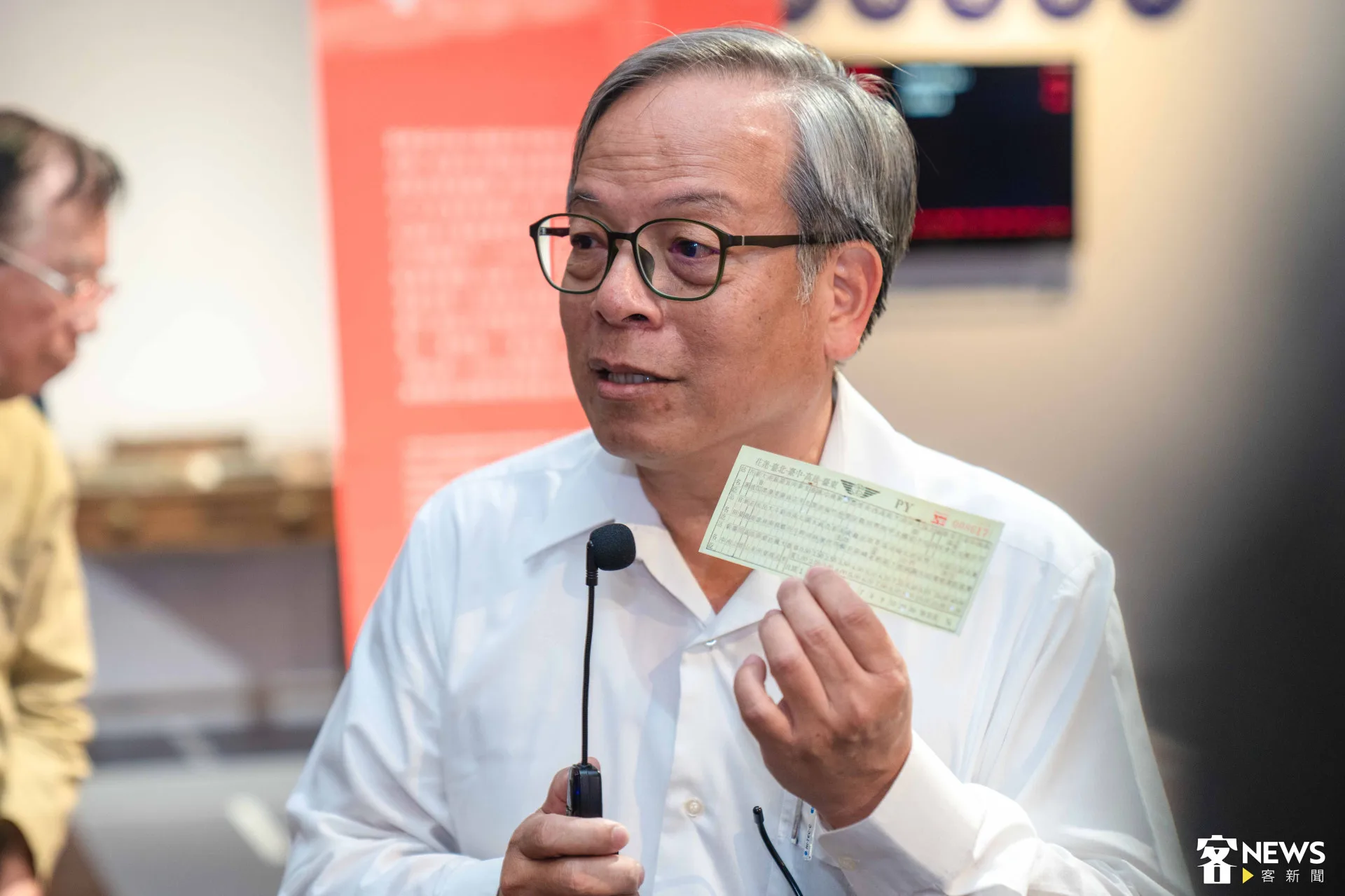 苑裡李綜合醫院副院長、公路文物借展人陳信誠介紹典藏的文物。朱愷元攝