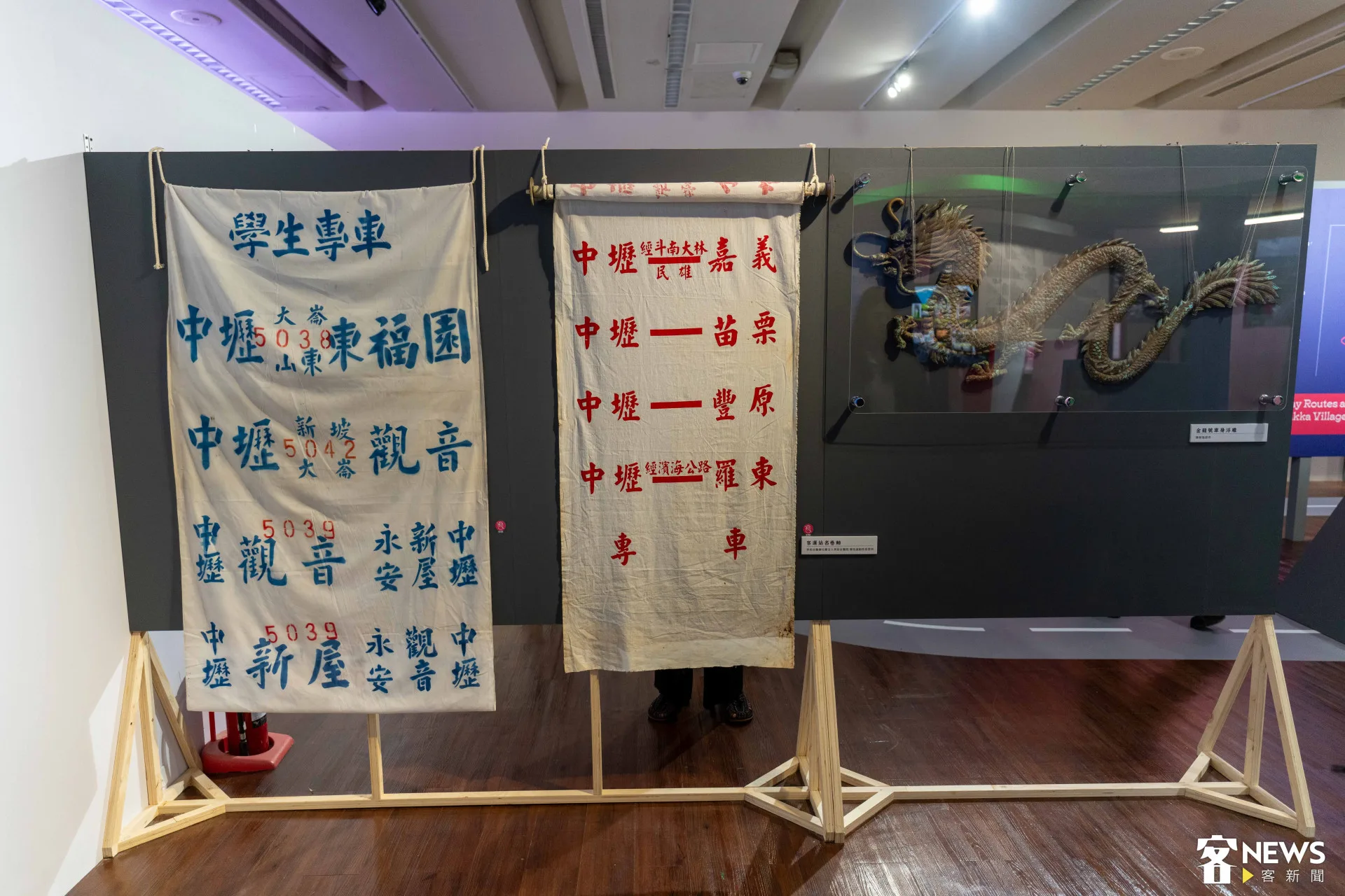 上面寫滿地名的捲軸,是早期放在客運車上,用來顯示班次路線。朱愷元攝