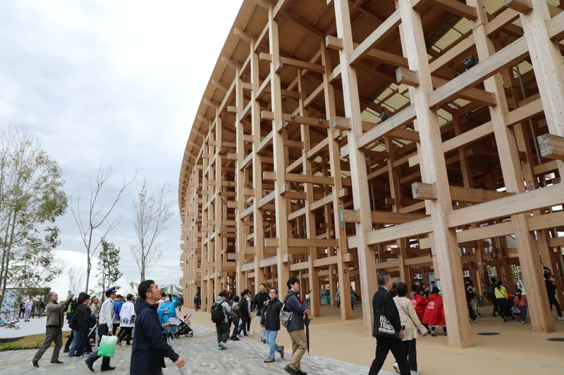 大阪世博會場最具象徵性的木造建築「大屋頂環」由日本新生代建築師藤本壯介操刀，讓人聯想起京都清水寺的「清水舞台」建築。中央社