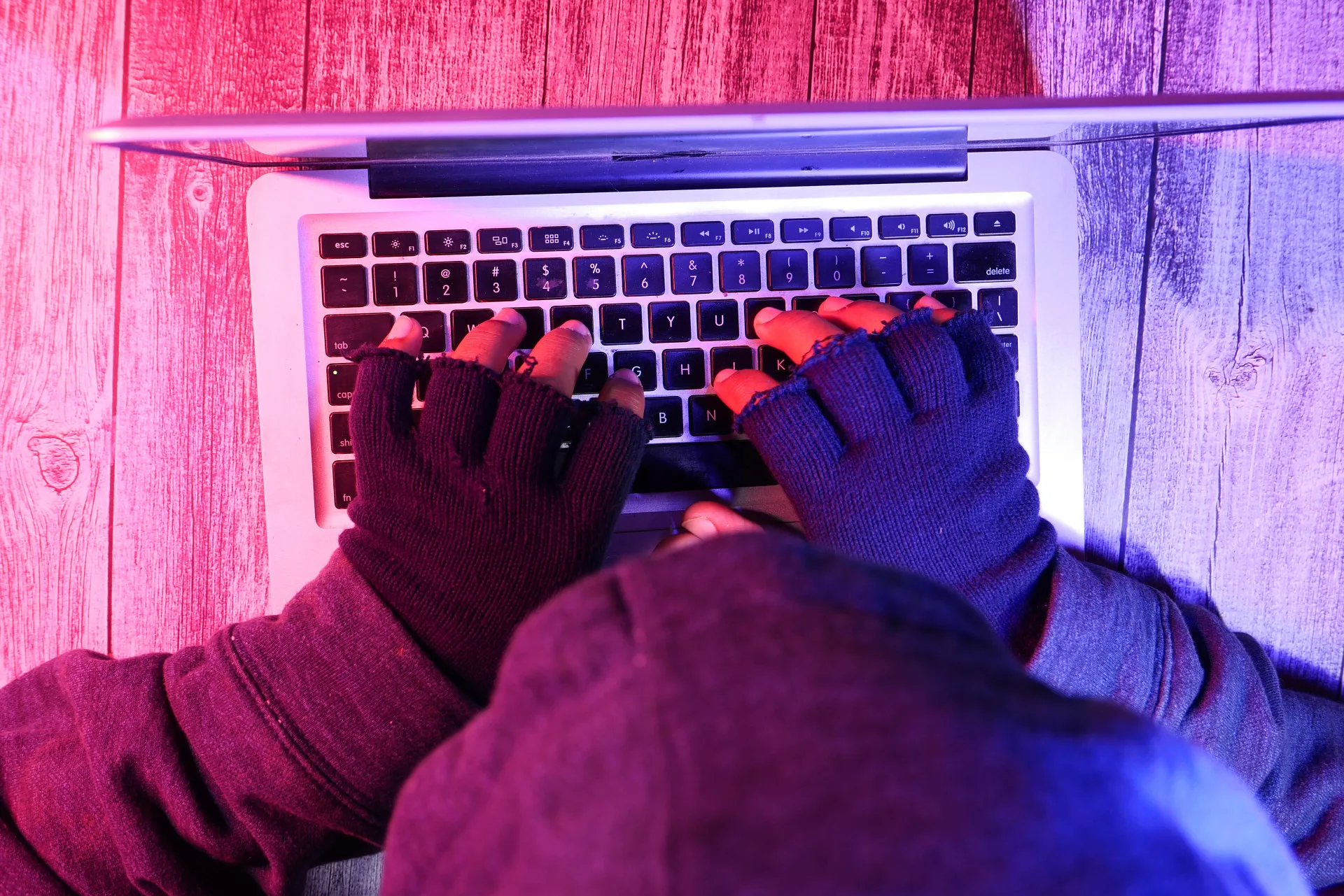 部分當事人及其家屬事前已知將赴海外從事灰色甚至非法產業,卻在當事人受困後,要求政府動用大量外交及警政資源救援。示意圖。資料圖源envato