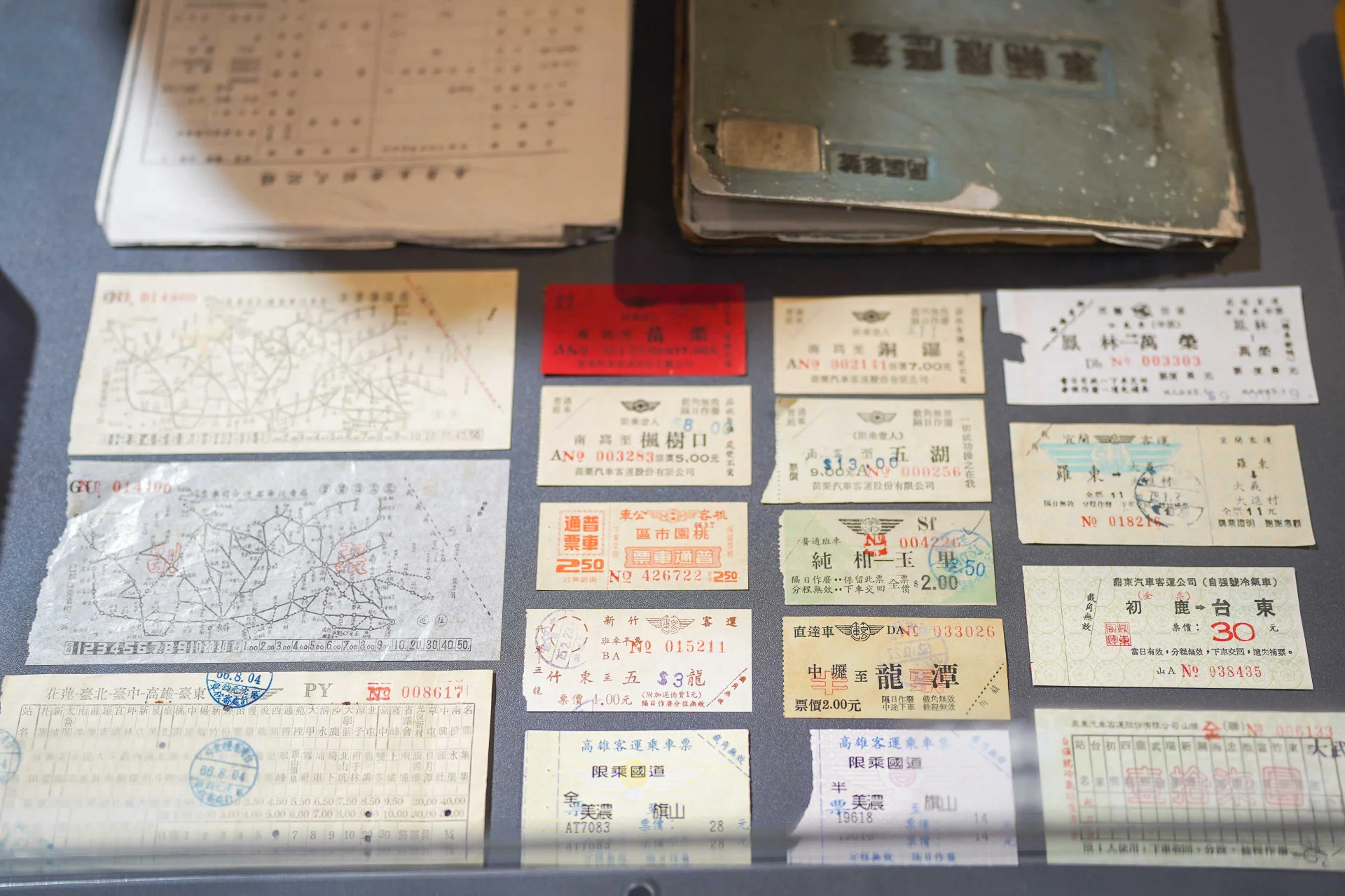 「山鳴谷應-公路上的客家凝視」特展展出老舊車票。李台源攝