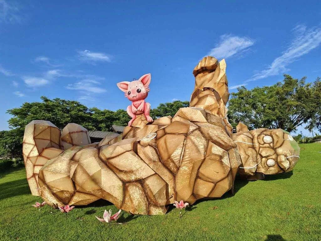 花蓮瑞穗北回歸線地標公園出現「躺著的巨人」引話題。民眾提供（中央社）