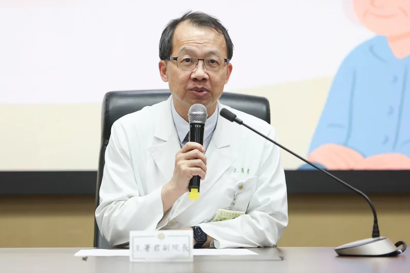 台北榮民總醫院與韓國漢陽大學合作研究發現,只需透過驗血,就能有效篩檢出阿茲海默症高風險族群,且早期診斷準確率高達93%。圖為台北榮總副院長王署君16日進行相關說明。中央社