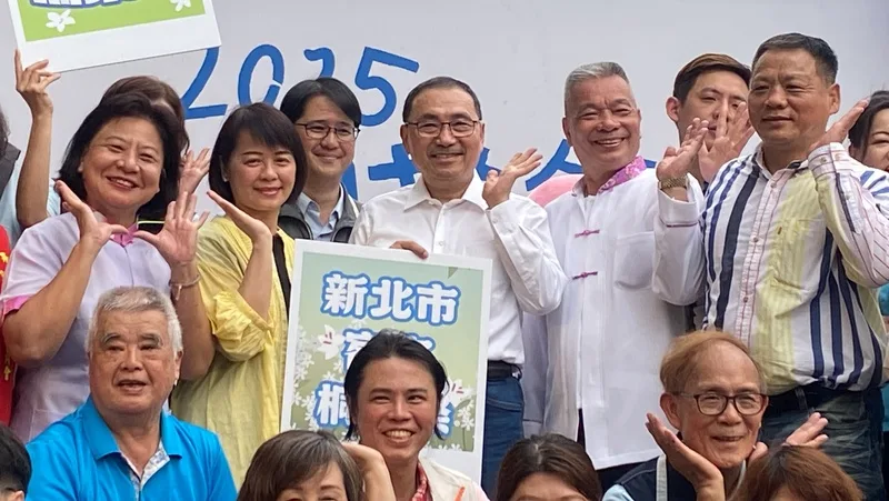 2025新北市客家桐花祭19日在土城區承天路底熱鬧展開，新北市長侯友宜（中）也到場主持開幕儀式。中央社