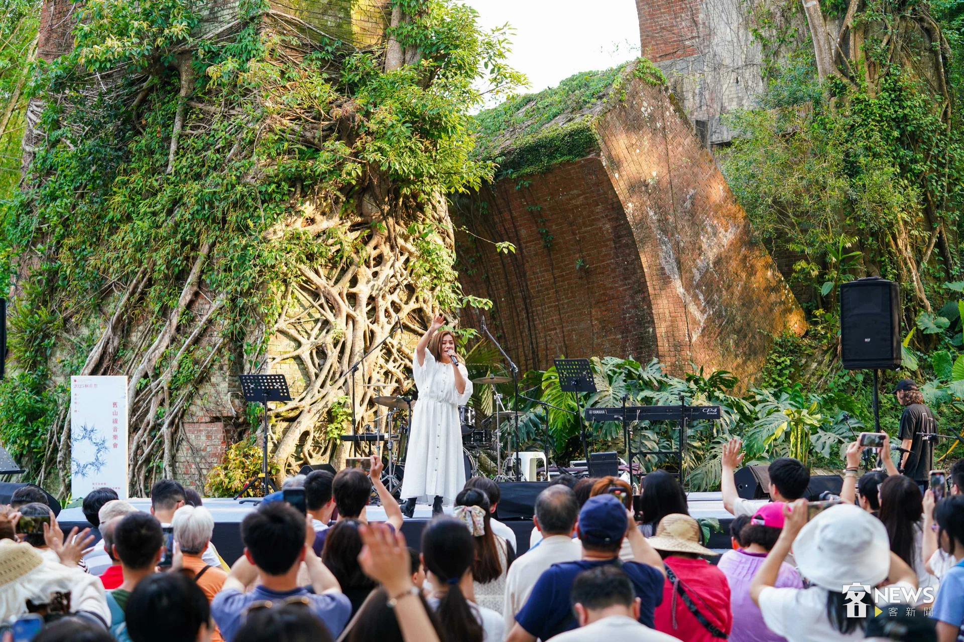 客委會舉辦的舊山線音樂會，在龍騰斷橋下為今年桐花祭揭開序幕。李台源攝