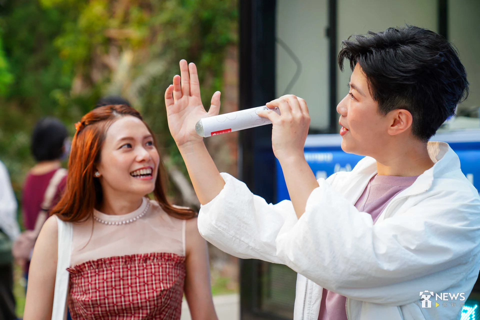 歌手邱舒（左）與今天活動主持人增芷妤也好奇地欣賞萬花筒的奧妙。李台源攝