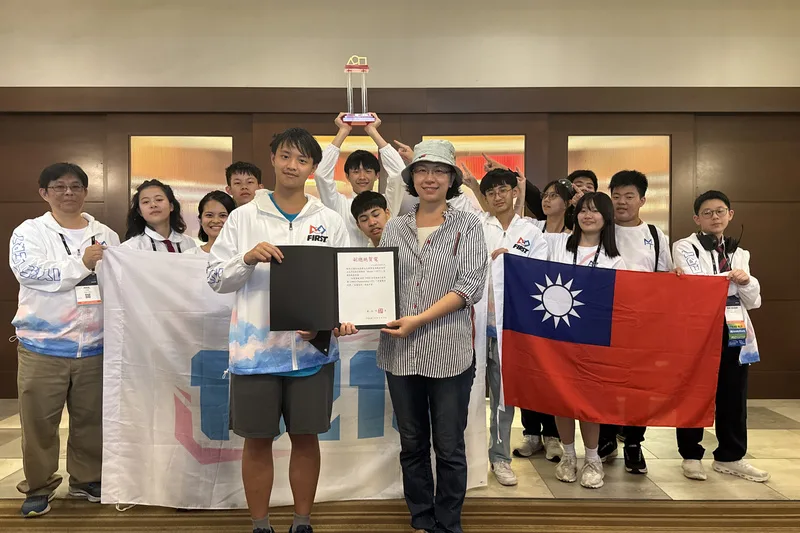 台南市多所國、高中學生組隊參加近期在美國休士頓舉行的FIRST機器人競賽，榮獲大會「評審團特別獎」。