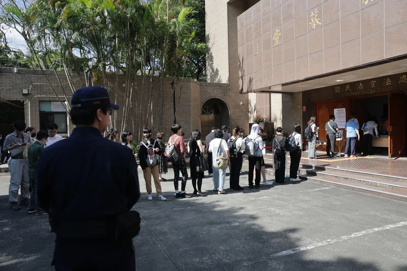 劉姓保母姊妹涉虐死男童「剴剴」案，台北地方法院22日上午由選任的國民法官及備位國民法官與3名職業法官共組合議庭審理。開庭前民眾排隊進入法庭旁聽。中央社