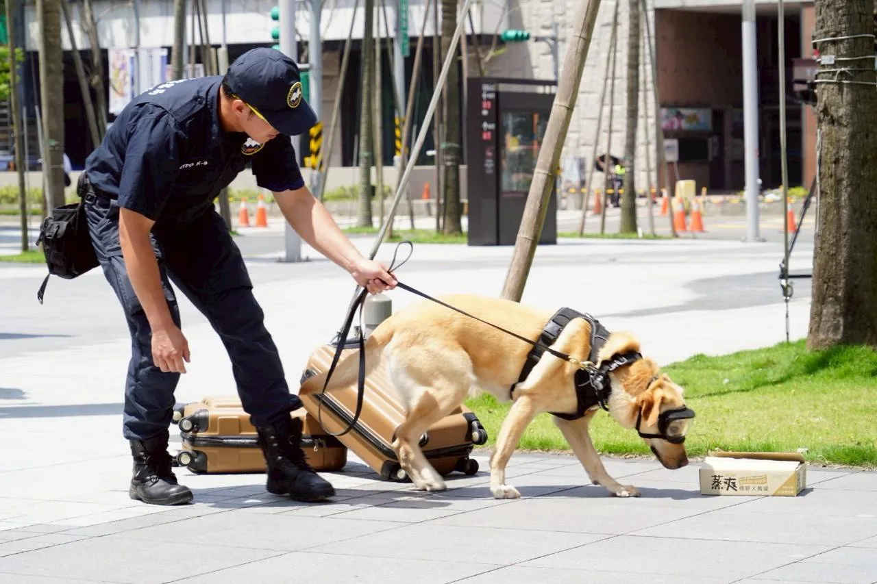 現場出動偵爆犬、輪式裝甲車等，這也是台北大巨蛋首度進行大規模反恐及爆炸演練。台北市政府提供