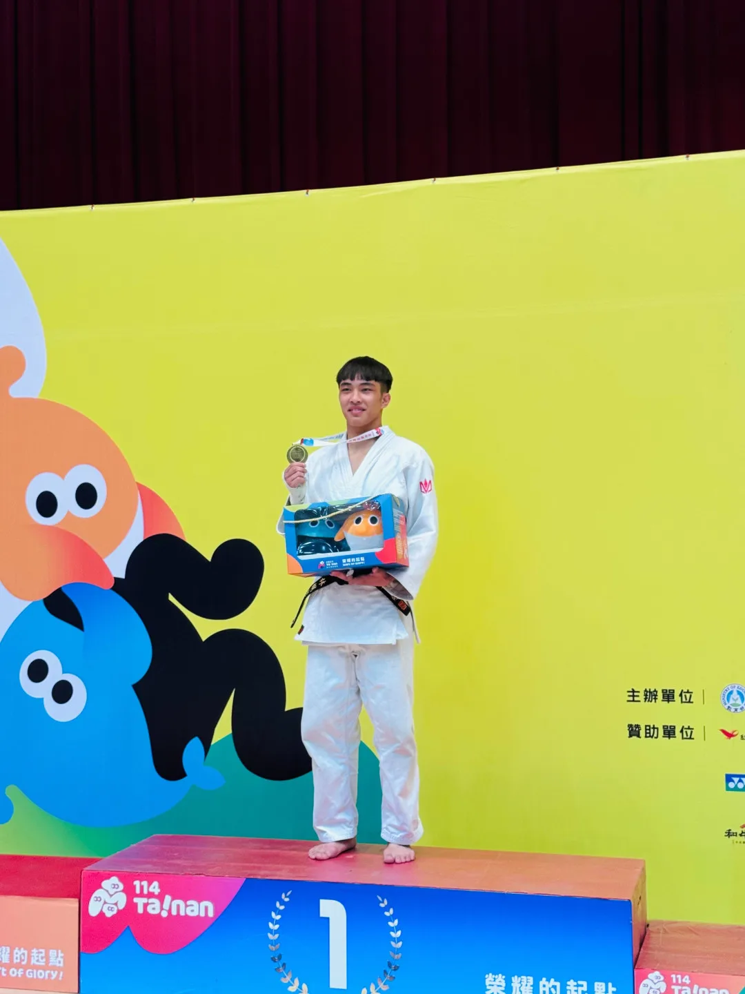 徐子堯在全中運柔道高男組第四組勇奪金牌，獻給天上的父親。仰德高中FB