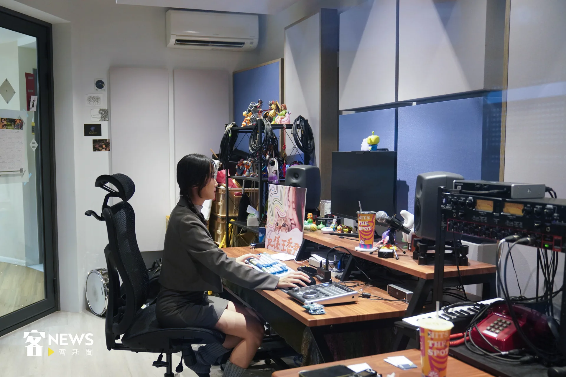 王喬尹在位於台北大安區的小錄音室，與我們談起他一路走來的創作心路與故事。宋佩遙攝