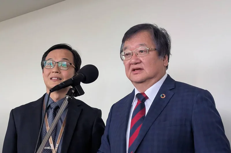 衛生福利部長邱泰源（右）24日上午在立法院受訪，就美豬、美牛關稅與食安標示議題表示，衛福部堅持食安優先。中央社