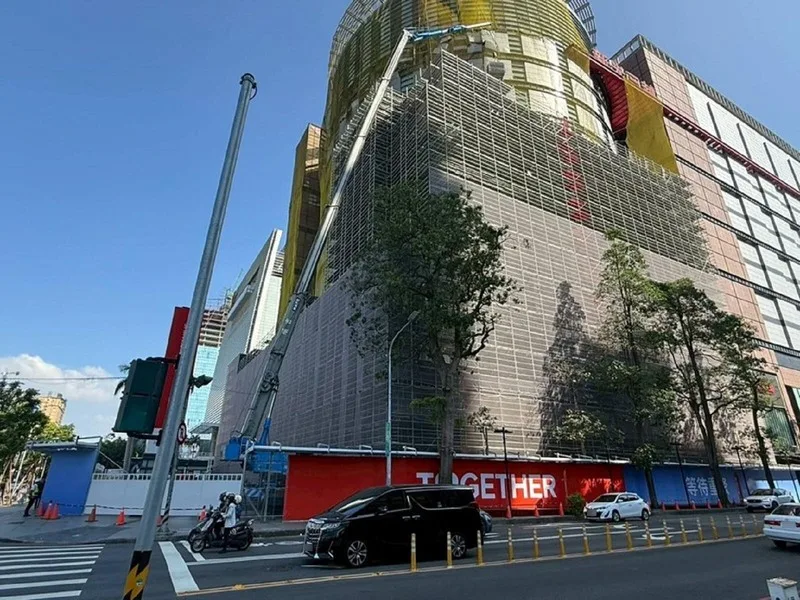 台中新光三越發生氣爆至今停業中，經業者向台中市政府提出「整體整建修復至可供使用計畫」，日前獲准予備查，業者已投入後續修復作業。台中市府提供