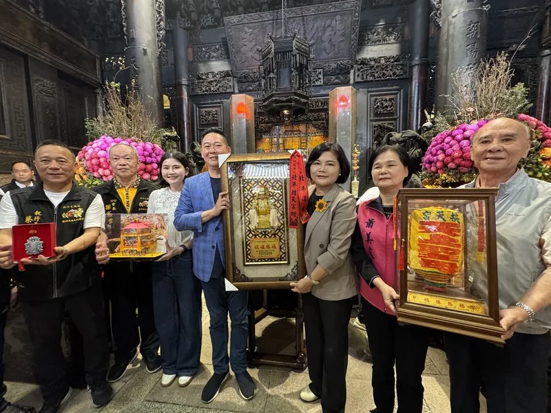 雲林縣長張麗善（右3）抽出3組進香臂章號碼，送出交趾陶媽祖如意框、粉紅超跑迷你神轎及傳統手製燈籠等結緣品。中央社