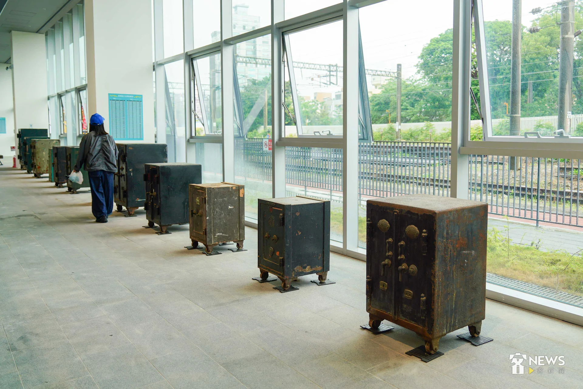 現場展示台鐵火車站的保險箱，保險箱守護著每一個旅客車票的現金。李台源攝