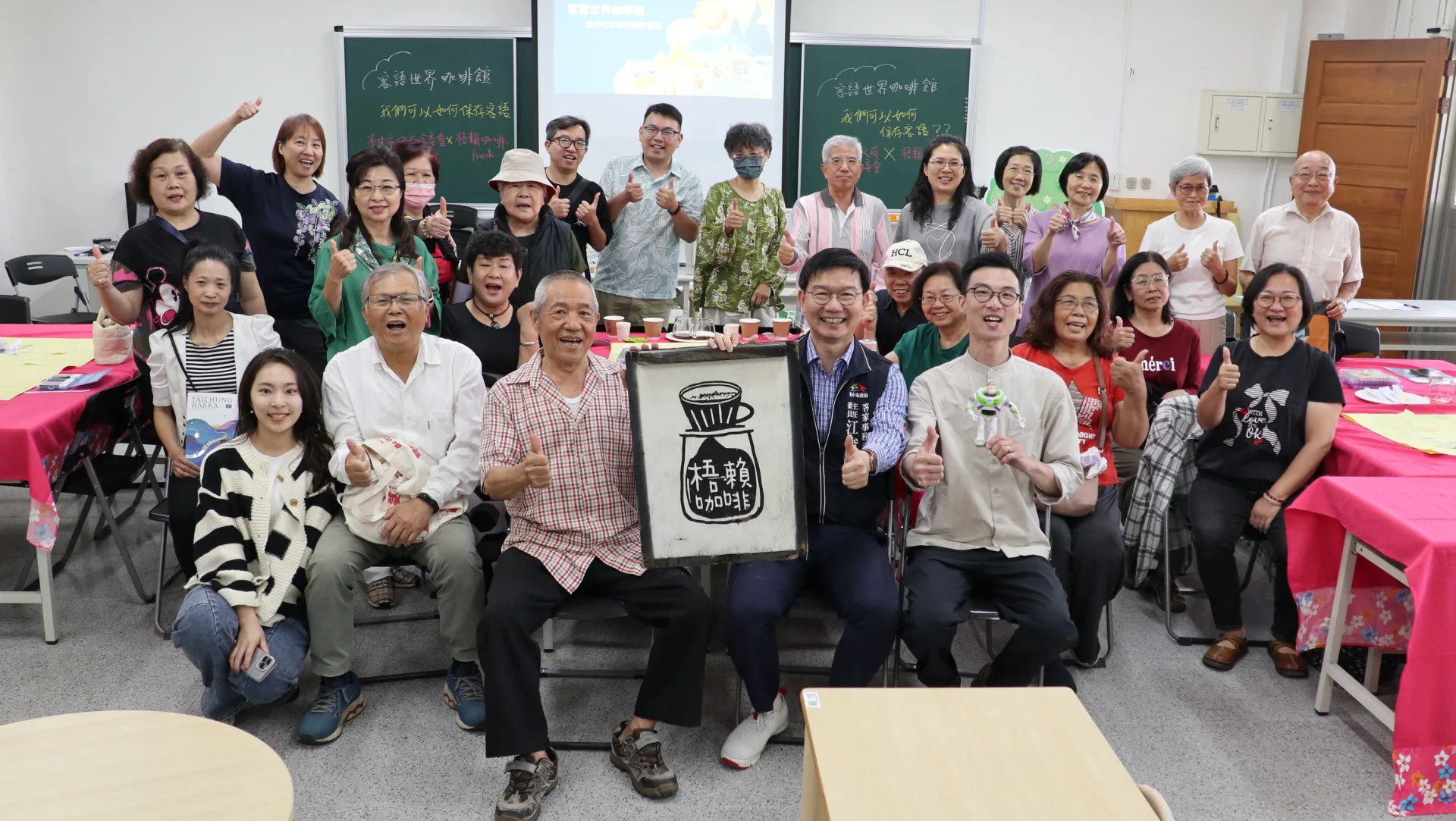 「客語世界咖啡館-關心客家大小事」迴響熱烈，場場額滿。臺中市政府客家事務委員會提供