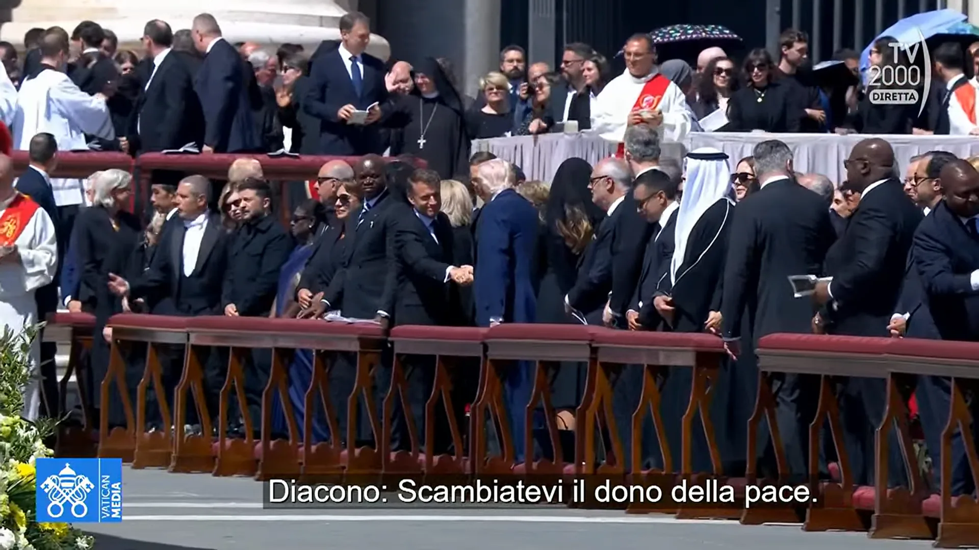 教宗喪禮上，馬克宏與川普握手，圖左為澤倫斯基。圖截自vatican media YT