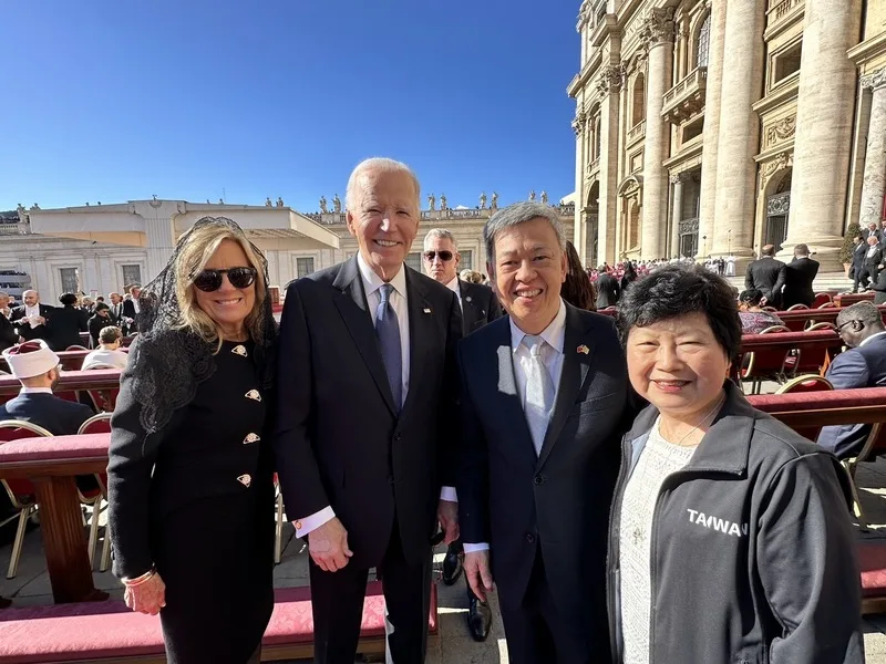 前副總統陳建仁（右2）出席教宗方濟各喪禮，與美國前總統拜登（左2）等多位政要互動。駐教廷大使館提供