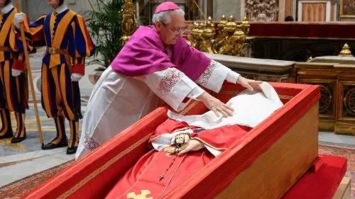 大主教迭戈·拉維利 (Diego Ravelli) ，用一塊白色絲綢布蓋在教皇的臉上。翻攝Vatican News