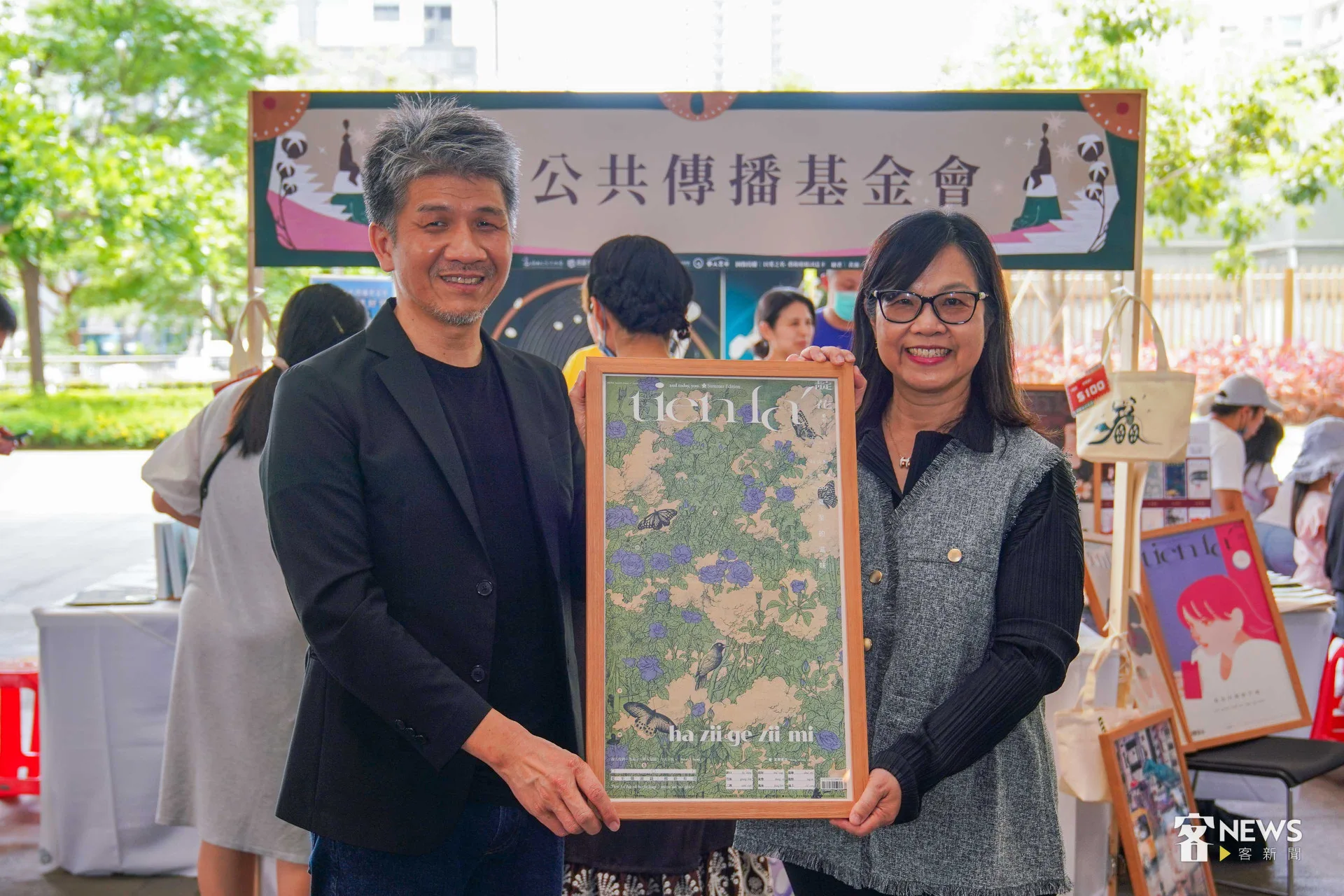 客傳會總經理莊勝鴻（左）贈送《靛花tien faˊ》季刊予高雄市立圖書館館長李金鴦（右）。李台源攝