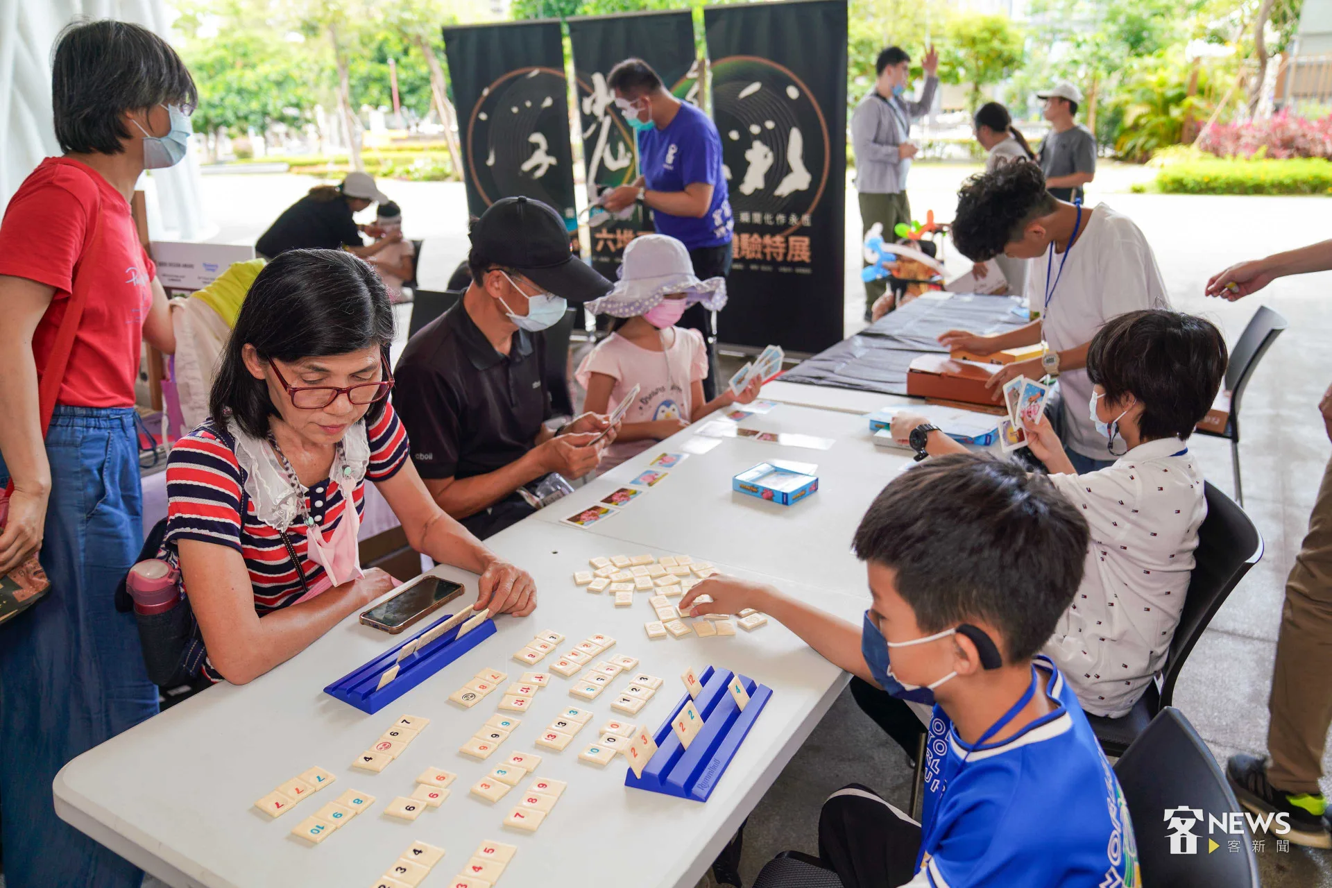 高雄市立圖書館總圖今天舉辦桌遊市集，吸引大批親子與民眾參觀同樂。李台源攝