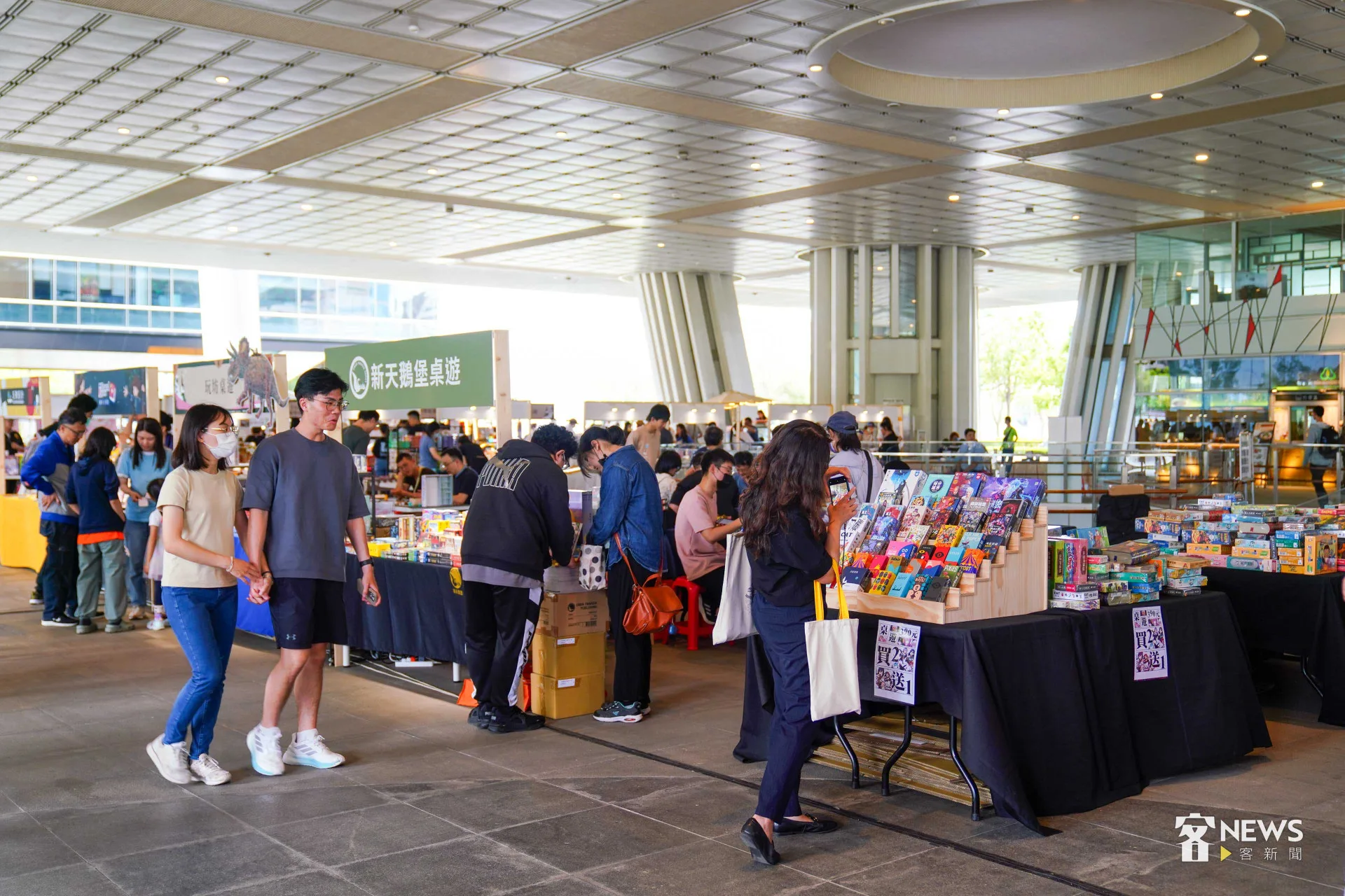 高雄市立圖書館總圖今天舉辦桌遊市集，吸引大批親子與民眾參觀同樂。李台源攝