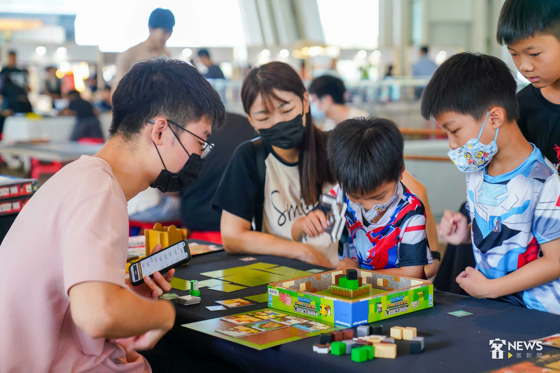 高雄市立圖書館總圖今天舉辦桌遊市集，吸引大批親子與民眾參觀同樂。李台源攝