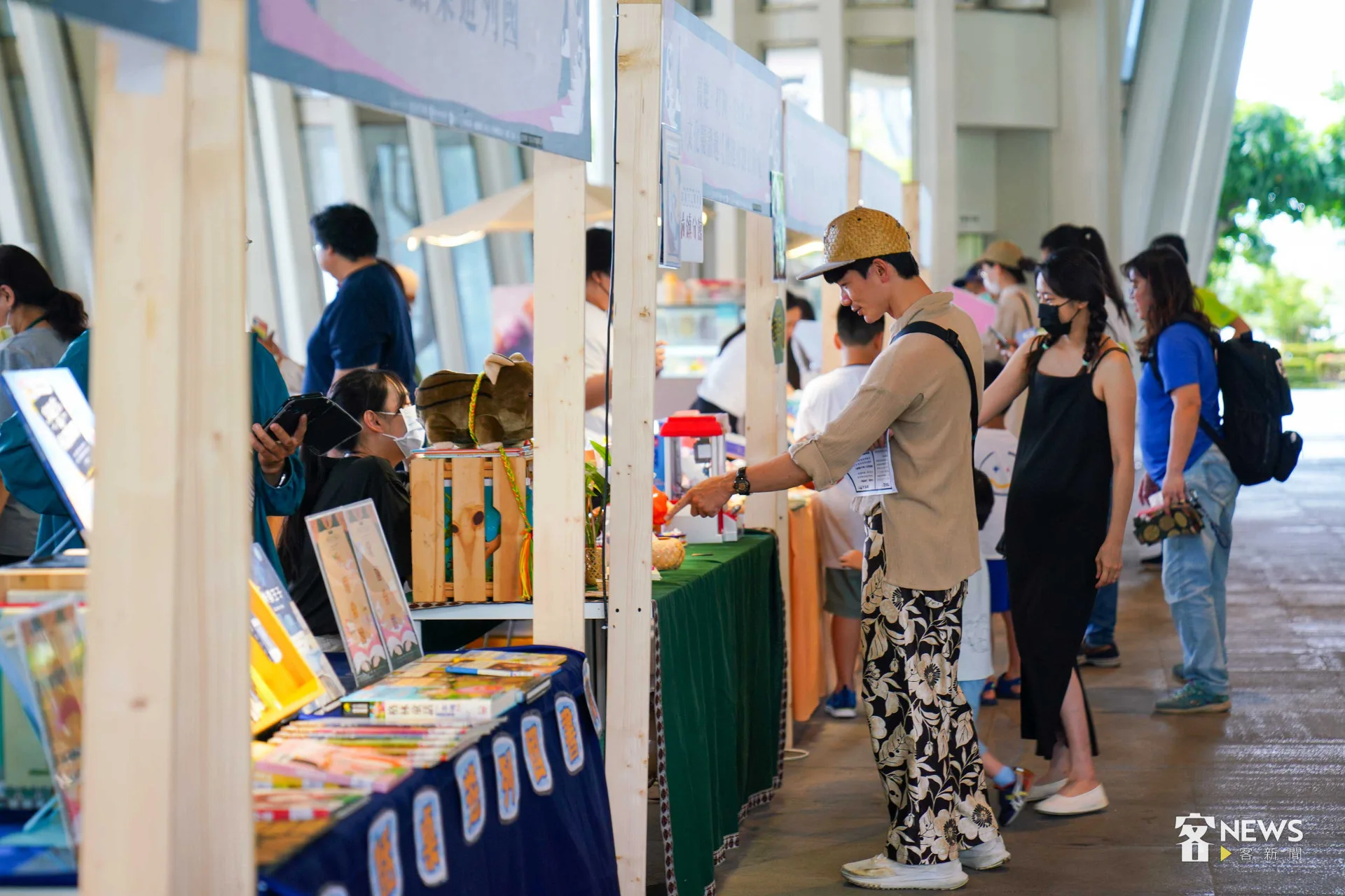 高雄市立圖書館總圖今天舉辦桌遊市集，吸引大批親子與民眾參觀同樂。李台源攝