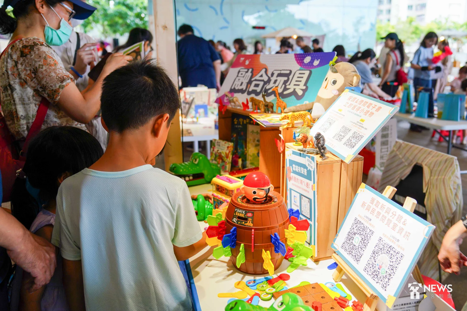 桌遊市集三十餘個攤位展示上千種桌遊，吸引大朋友小朋友目光。李台源攝