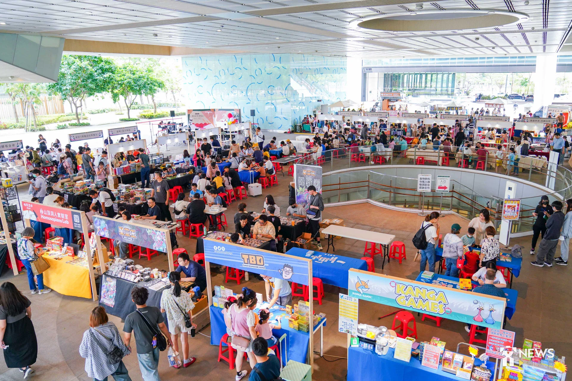 高雄市立圖書館總圖廣場舉辦桌遊市集，吸引大批民眾與親子朋友參觀同樂。李台源攝