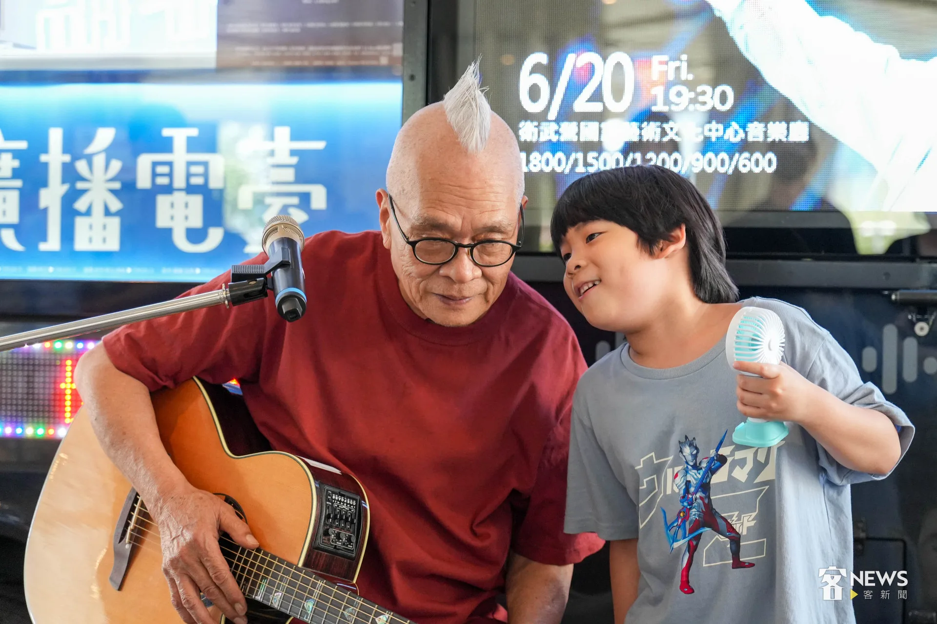 活潑的小聽眾上台分享，表示客語音樂很好聽。蔡依璇攝
