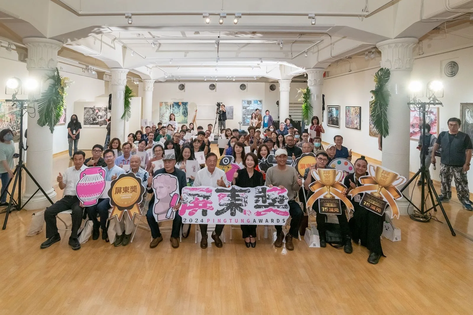 屏東縣政府文化處表示,屏東獎為鼓勵創作,增加各個領域創作者徵件展覽機會,採二年一輪不同類別的比賽賽制,今年徵件類別分別為,第一類有水墨、膠彩、書法、篆刻,第二類有攝影、視覺設計、新媒體。屏東縣政府提供