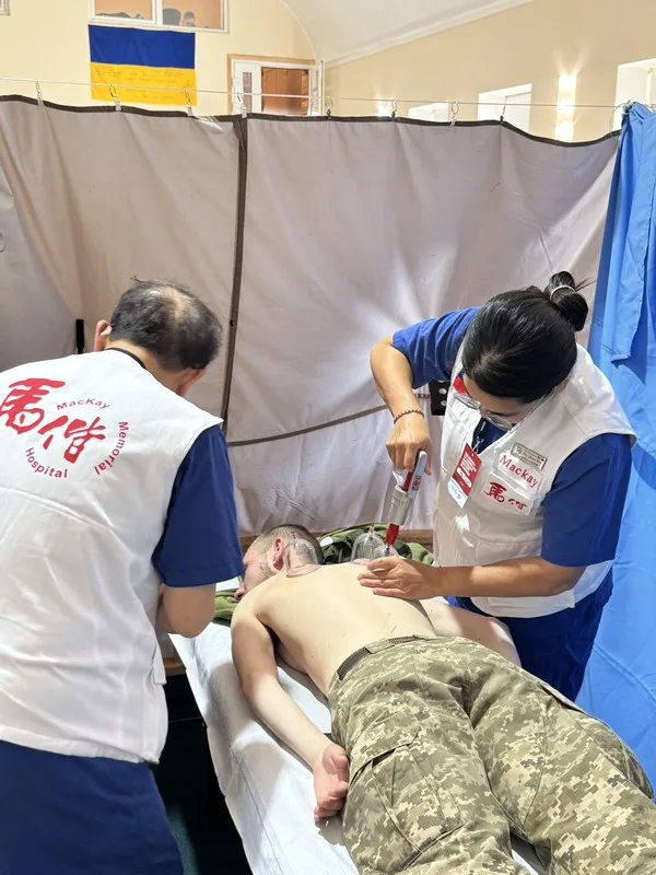 馬偕醫療團5度赴烏克蘭　中醫針灸拔罐大受歡迎