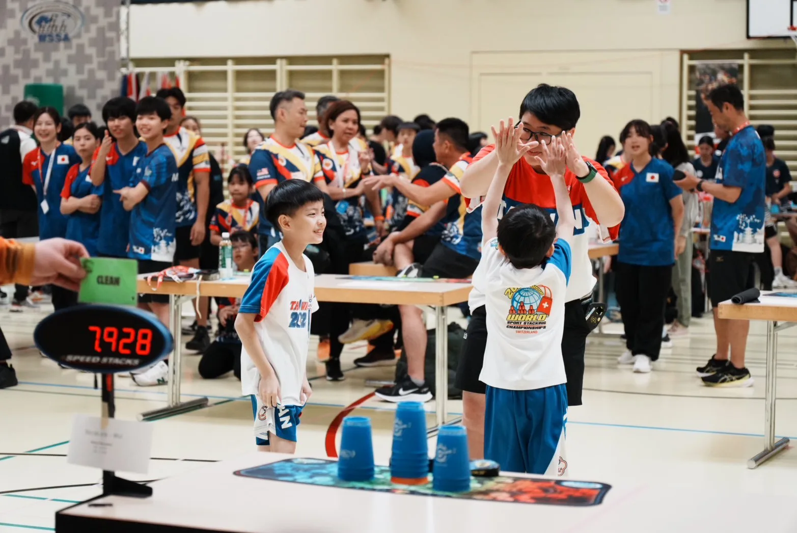 台灣隊從10歲以下到19歲以上組別，全隊16位選手全數鍍金。中華競技疊杯運動推廣協會提供