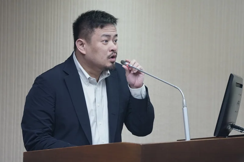 勞動部長洪申翰30日列席立法院社會福利及衛生環境委員會，進行專題報告並備質詢。中央社