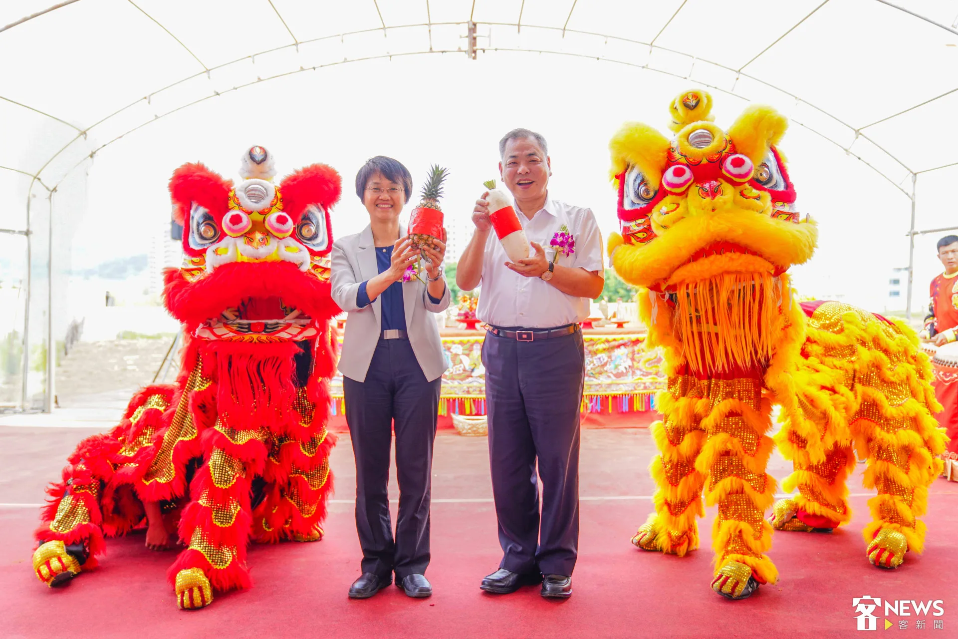 古秀妃主委(左)與新竹縣政府副縣長陳見賢(右)，一同接受好彩頭。朱愷元攝