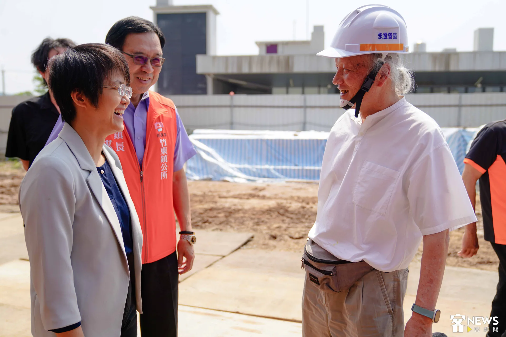 去年4月的上梁典禮中，客委會主委古秀妃（左）與竹東文化大禾埕建築師謝英俊兩人討論工程進度。朱愷元攝（資料照）