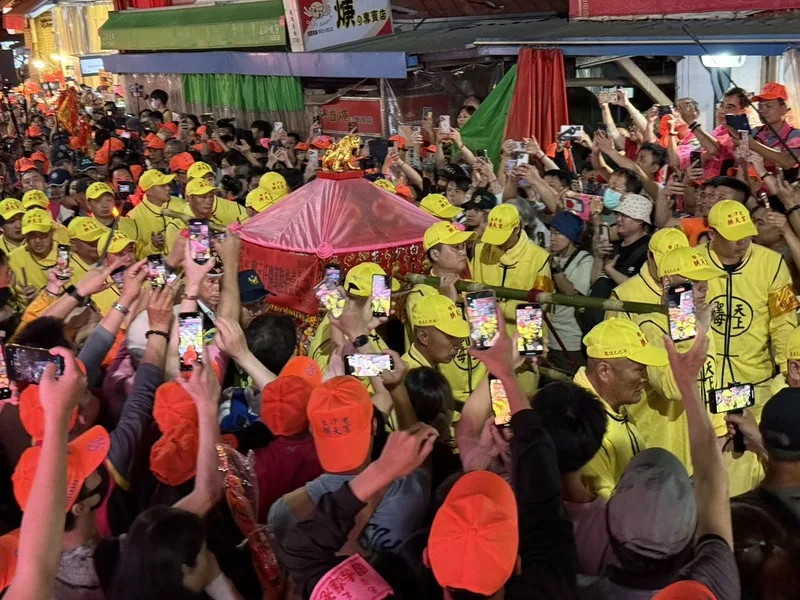 白沙屯媽祖進香啟程,33萬香燈腳簇擁追粉紅超跑。中央社。圖為2025年資料照片。