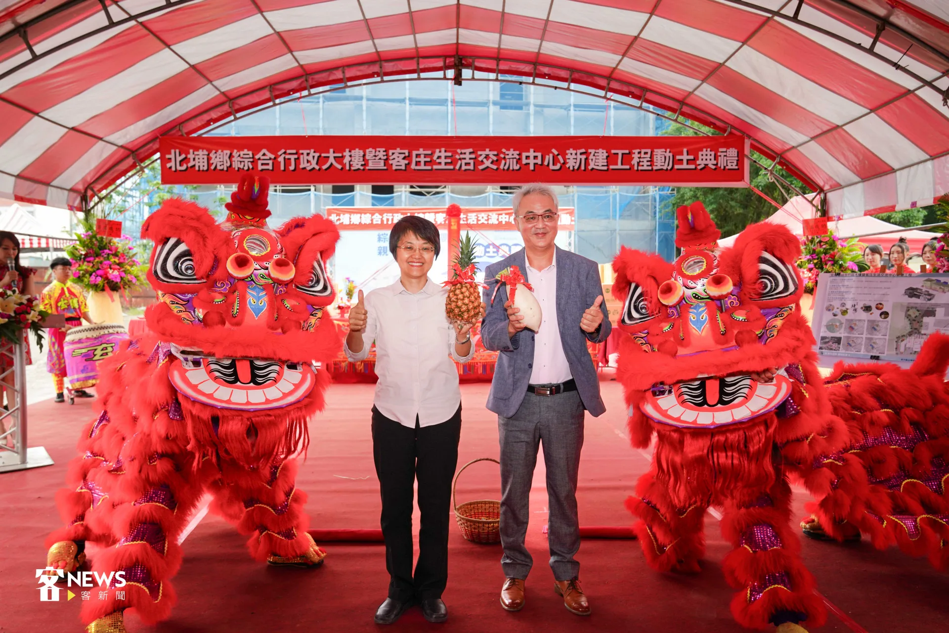 客委會主委古秀妃（左）及北埔鄉長莊明增（右）祝願工程順利圓滿。宋佩遙攝