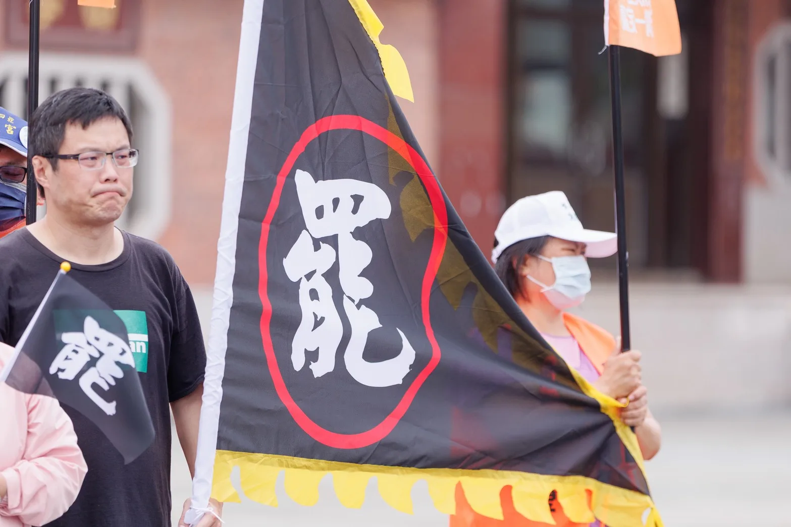 客家社團手持「罷」、「敢」旗幟，聲援新竹、苗栗的罷免團體。台灣客家聯盟協會提供