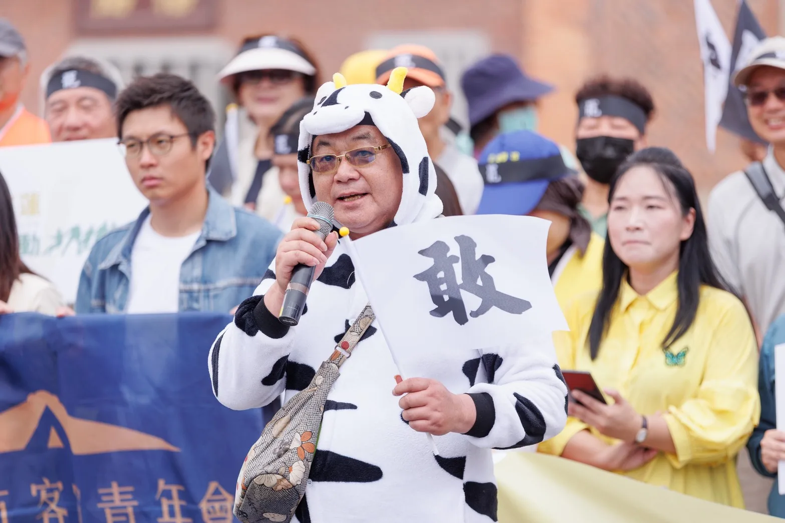 客家社團手持「罷」、「敢」標語，聲援新竹、苗栗的罷免團體。台灣客家聯盟協會提供
