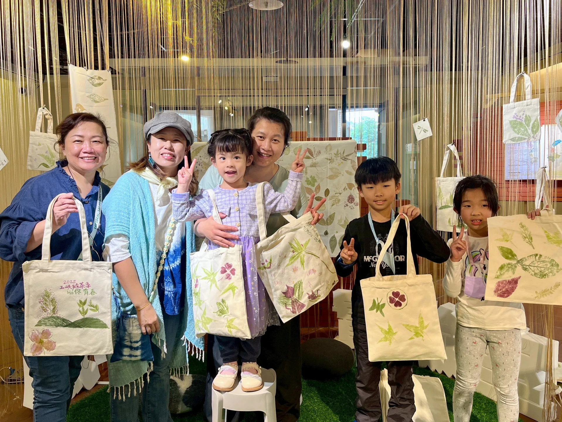親子植物染拓印提袋，感受自然與手作樂趣。資料照，新北客家局提供