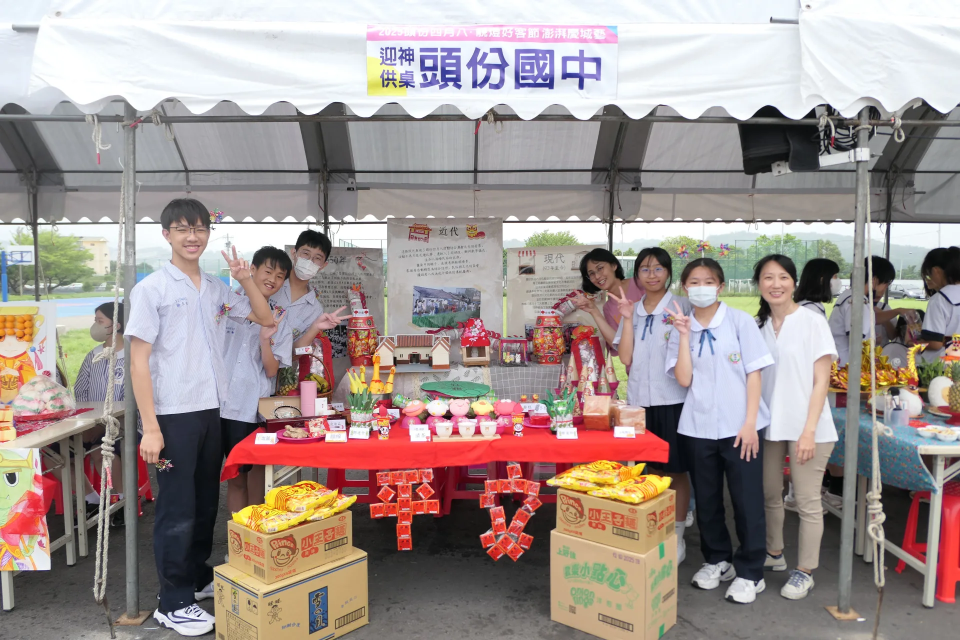 頭份市轄內4所國中及12所國小共襄盛舉，以有趣的創意供桌牲禮，迎接永貞宮媽祖遶境。客委會提供