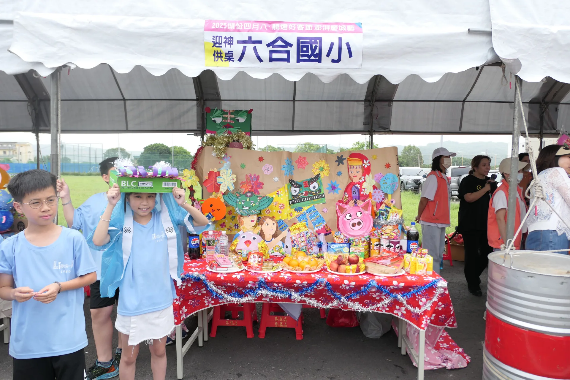 頭份市轄內4所國中及12所國小共襄盛舉，以有趣的創意供桌牲禮，迎接永貞宮媽祖遶境。