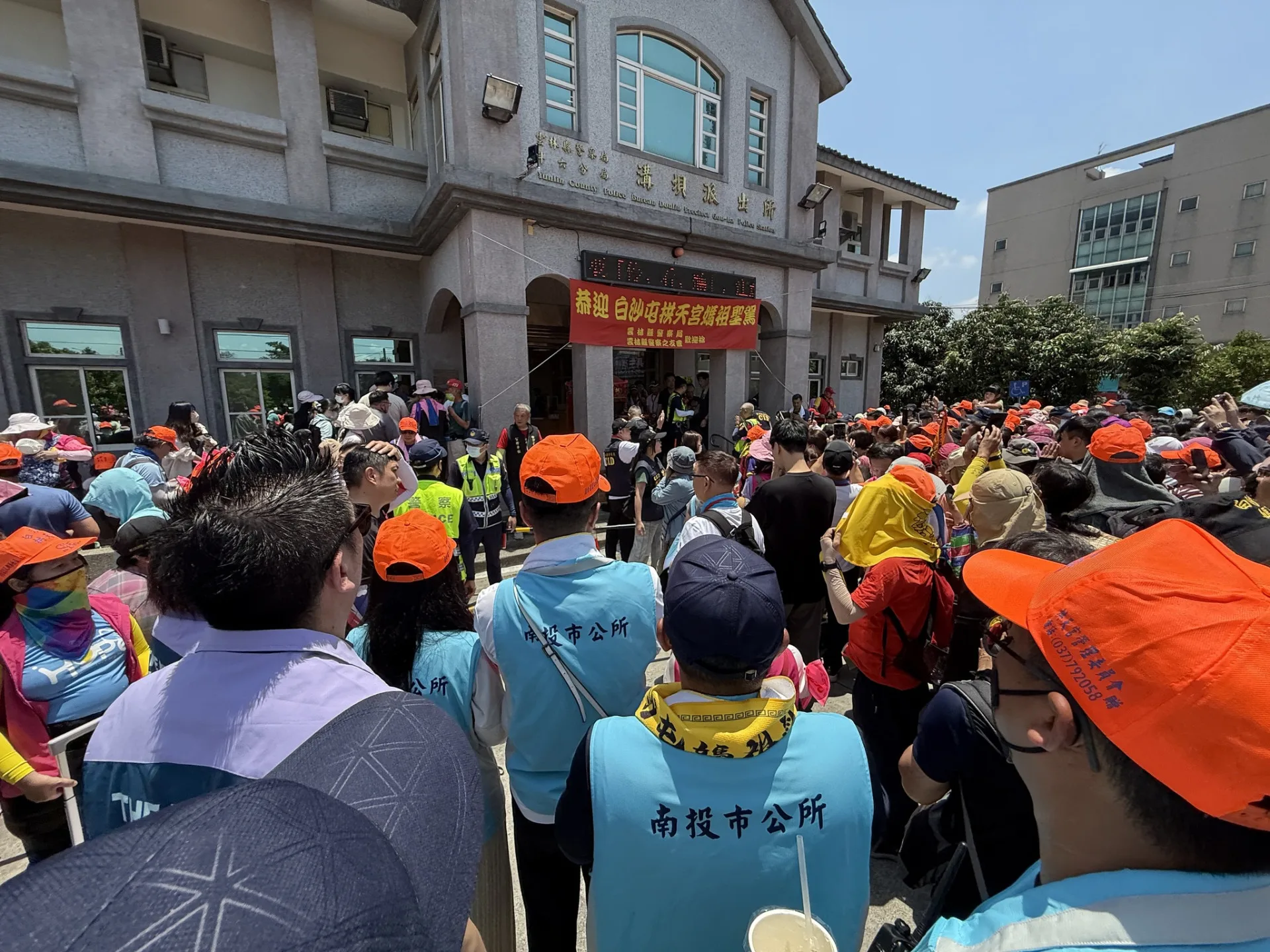 南投市公所同仁昨天至溝浿派出所，雙手合掌盼聖駕光臨南投。翻攝自張嘉哲（南投市長）臉書